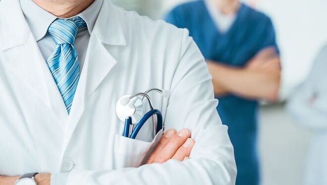 Médico que trata problemas de potencia con máis de 50 anos