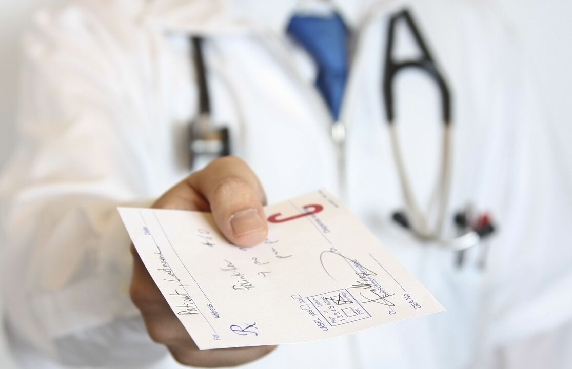 O médico emite unha receita para o tratamento de problemas de potencia a partir dos 50 anos